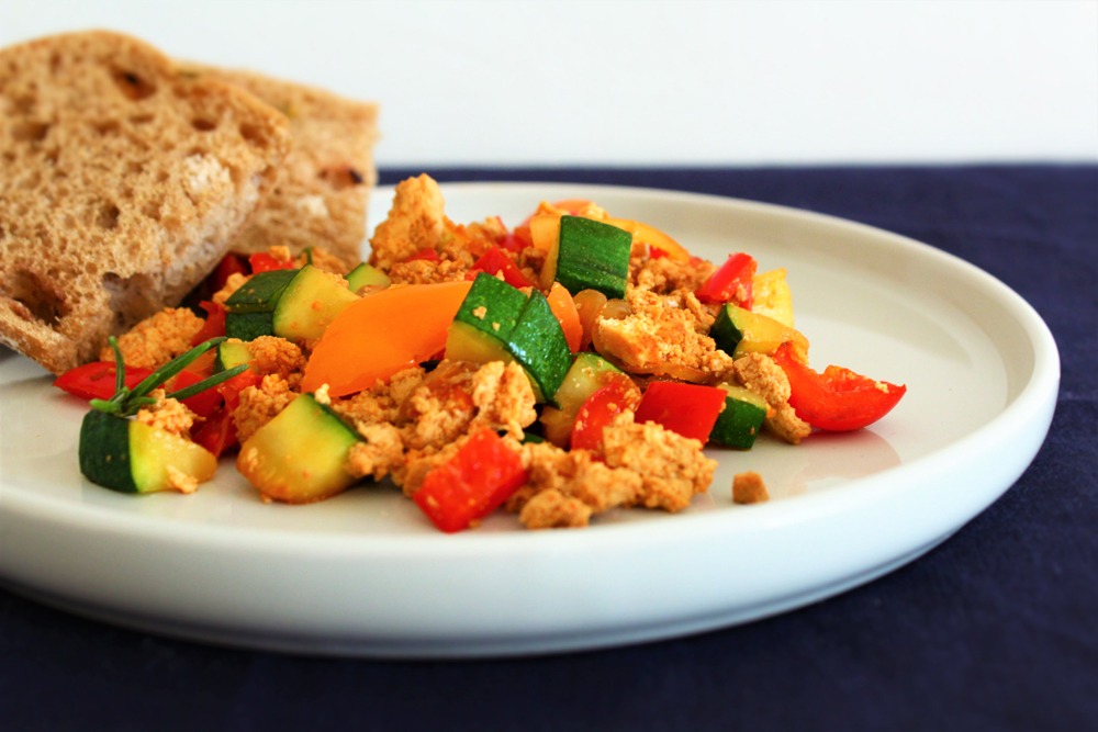 tofu fumé brouillé aux légumes