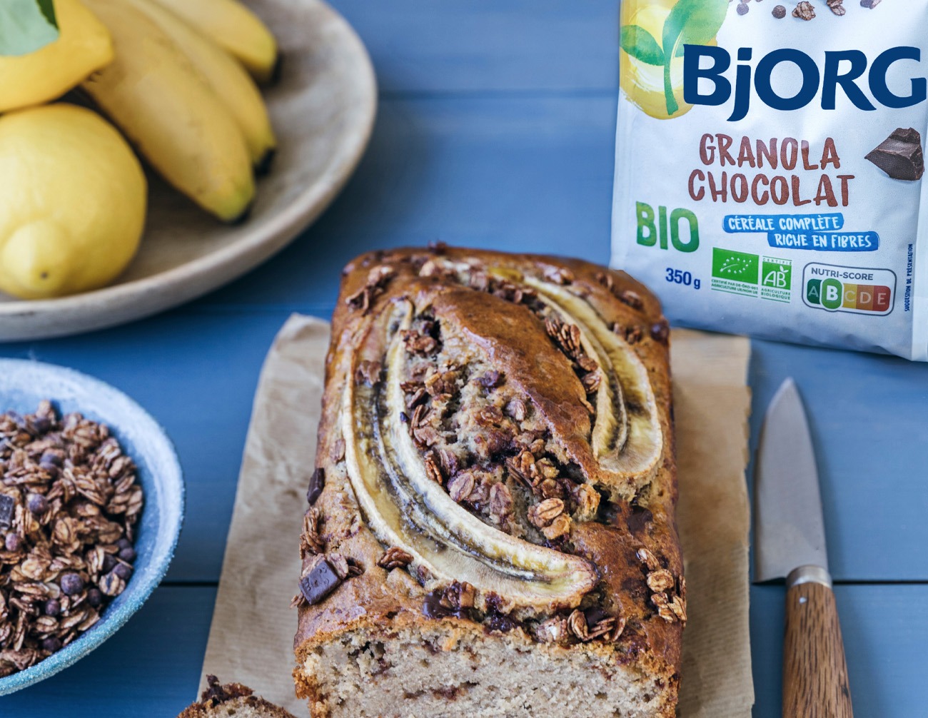 Banana bread et paquet de céréales granola chocolat.